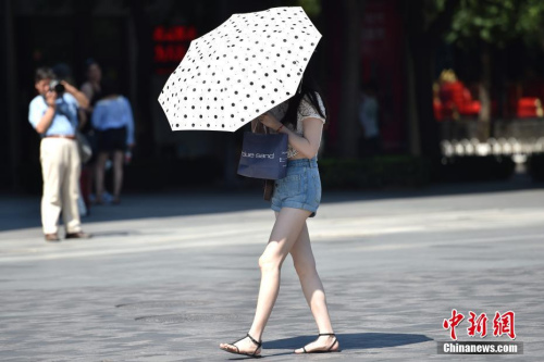 資料圖：北京持續(xù)發(fā)布高溫黃色預(yù)警,，街頭美女清涼出行,。<a target='_blank' href='http://www.chinanews.com/' >中新網(wǎng)</a>記者 金碩 攝