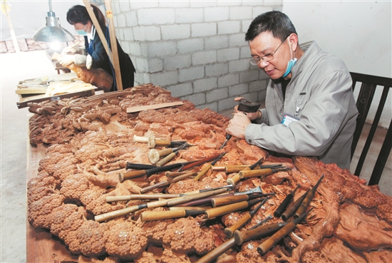 從原木到成品家具需要一定的制作時間,，這期間市場風(fēng)險難料，對于很多家具商來說壓力倍增,。 （CFP 圖）