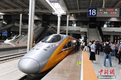 6月2日，隨著一列動車檢測車從寶雞南站駛出，一路向西開往蘭州西站,，標志著中國首條貫通絲綢之路經(jīng)濟帶的高鐵——寶(寶雞)蘭(蘭州)高鐵進入全線拉通試驗階段,，為寶蘭高鐵開通運營奠定了基礎。楊艷敏 攝