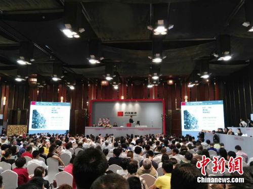 19日晚嘉德拍賣現(xiàn)場,。中新網(wǎng)記者 宋宇晟 攝