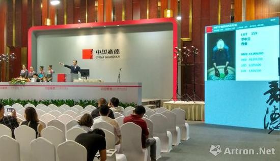 在近4個(gè)小時(shí)的拍賣過程中,，羅中立《春蠶》的高價(jià)成交掀起了全場的高潮。
