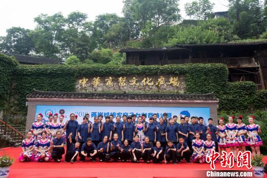 2016兩岸婚姻家庭子女財商特訓(xùn)營開幕式(資料圖),?！≌卤?攝