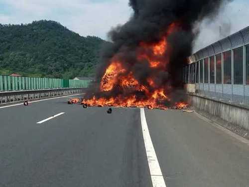 高速一貨車被燒光 發(fā)現(xiàn)車?yán)镙d著200個滅火器