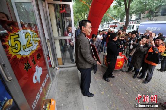 10月11日,，在山西太原5.2億元人民幣福彩大獎(jiǎng)?wù)Q生投注站,，站主楊文生收到當(dāng)?shù)馗２手行陌l(fā)放的獎(jiǎng)勵(lì)后,，引來周圍民眾的圍觀。10月5日晚,，中國福利彩票雙色球游戲第14115期開獎(jiǎng),，當(dāng)期雙色球頭獎(jiǎng)開107注，單注獎(jiǎng)金為520.68萬元,，其中山西獨(dú)攬101注,，獎(jiǎng)金高達(dá)5.2億，是中國彩票史上第三大獎(jiǎng),。一時(shí)間,，“買彩票中大獎(jiǎng)”成為當(dāng)?shù)孛癖姺婚g熱議的話題，5.2億福彩大獎(jiǎng)?wù)Q生投注站也成彩民爭相前往的“景點(diǎn)”,。中新社發(fā) 韋亮 攝