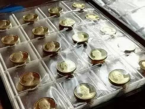 同時，建議大家不要使用圖中這種卡冊保存紀(jì)念幣,，他并不能夠完全地防潮防氧化,！了解詳情可以點擊下方鏈接哦！