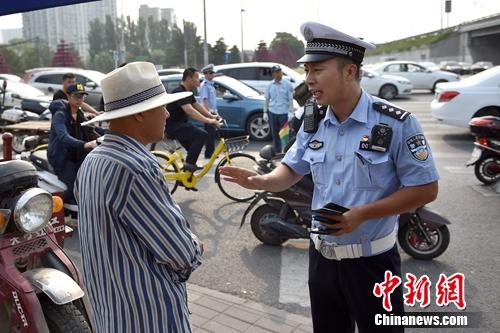 6月21日上午，北京交警敖翔正在處理交通違法行為,。<a target='_blank' href='http://www.chinanews.com/' >中新網(wǎng)</a>記者 金碩 攝