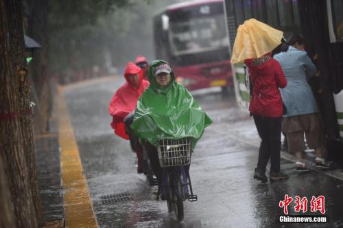 6月22日,，呼和浩特迎來降雨,。<a target='_blank' href='http://www.chinanews.com/'>中新社</a>記者 劉文華 攝