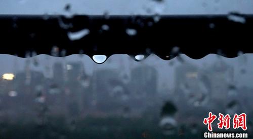 6月23日,，雨中的北京。6月22日晚間至23日,，北京持續(xù)降雨。<a target='_blank' href='http://www.chinanews.com/'>中新社</a>記者 侯宇 攝