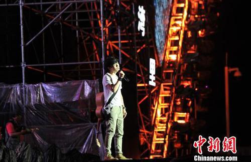 趙雷獻(xiàn)唱《南方姑娘》《成都》等歌曲,，引起現(xiàn)場(chǎng)粉絲齊聲合唱,。　劉占昆　攝
