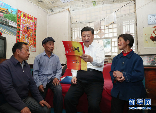6月21日，中共中央總書記,、國家主席,、中央軍委主席習(xí)近平到山西考察調(diào)研。這是習(xí)近平來到忻州市岢嵐縣趙家洼村看望貧困村民劉福有,。新華社記者 龐興雷 攝