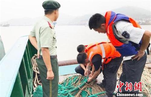 圖為執(zhí)法人員執(zhí)法現(xiàn)場(chǎng),。寧波市象山縣海洋與漁業(yè)局供圖
