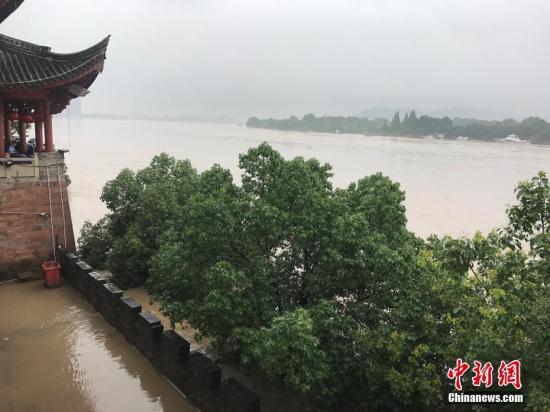 6月25日,，由于連續(xù)強降雨,，浙江蘭溪水位猛漲。當?shù)匾褑臃姥匆患墤表憫?，發(fā)布今年第一號人員轉(zhuǎn)移令,。 <a target='_blank' href='http://www.chinanews.com/'>中新社</a>記者 奚金燕 攝