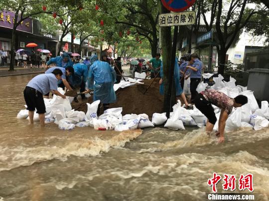 圖為蘭溪民眾協(xié)力堆沙包,，嚴(yán)防死守汛情 奚金燕 攝