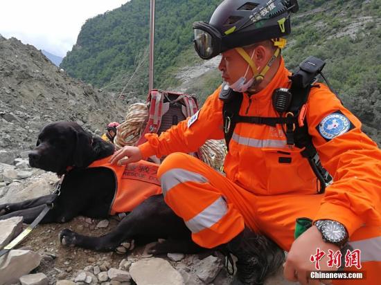 6月26日上午,，四川茂縣山體垮塌現(xiàn)場,，來自貴州省的貴州眾志救援隊在搜救。6月24日5時45分,，四川省阿壩藏族羌族自治州茂縣疊溪鎮(zhèn)新磨村新村組富貴山山體突發(fā)高位垮塌,。事發(fā)當天，貴州眾志救援隊受貴州省應急辦委派,，奔赴四川參與救援,。<a target='_blank' href='http://www.chinanews.com/'>中新社</a>發(fā) 田一凡 攝
