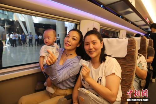 有幸搭乘“復(fù)興號(hào)”列車從北京去往上海的乘客展示自己的新版高鐵列車車票,。中新網(wǎng)記者 翟璐 攝