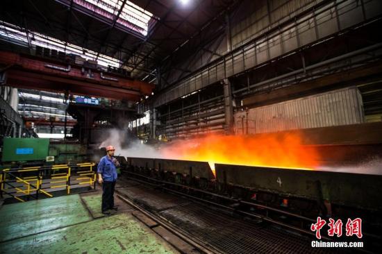 資料圖：鋼鐵煉制工人正在工作,。 李南軒 攝