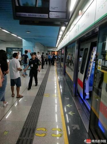 深圳地鐵隧道內(nèi)火花四濺  列車(chē)30秒轉(zhuǎn)移2000乘客