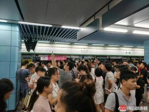 深圳地鐵隧道內(nèi)火花四濺  列車(chē)30秒轉(zhuǎn)移2000乘客