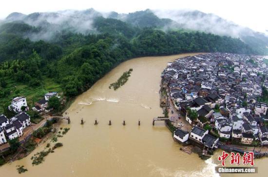 6月25日,，中國(guó)減災(zāi)委、民政部對(duì)江西省啟動(dòng)國(guó)家救災(zāi)四級(jí)應(yīng)急響應(yīng),。6月21日至今,，江西受強(qiáng)降雨襲擊，多地受淹嚴(yán)重,。程新德 攝