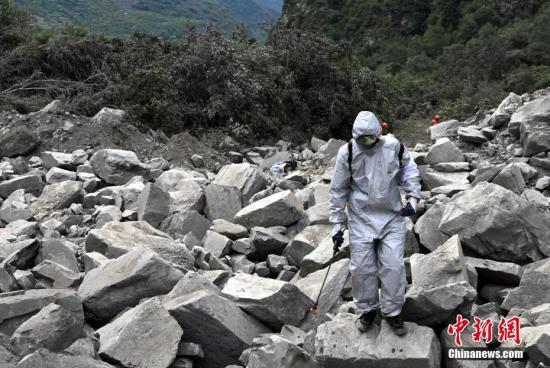 6月26日，四川茂縣疊溪鎮(zhèn)新磨村新村組富貴山“6·24”特別重大山體滑坡災(zāi)害搜救工作進(jìn)入第3天,，上千名救援人員堅(jiān)守現(xiàn)場(chǎng)全力搜救,。圖為防疫人員進(jìn)行消毒防疫。 中新社記者 安源 攝