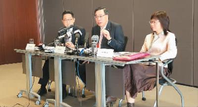 梁君彥(中)接受記者采訪,。