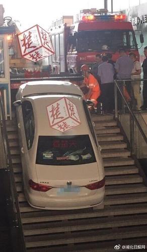 女司機(jī)錯把油門當(dāng)剎車開下樓梯 網(wǎng)友:這要入庫啊