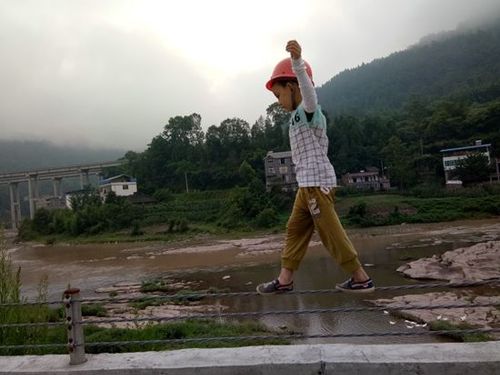 父親培養(yǎng)兒子當網紅:網絡世界需要的只是爭議