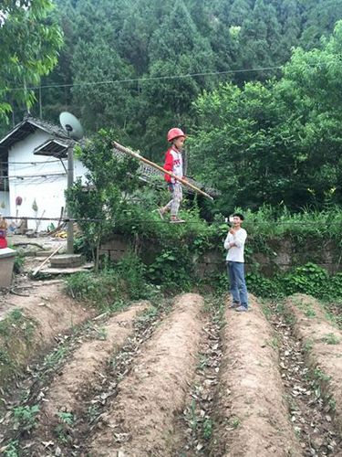 父親培養(yǎng)兒子當網紅:網絡世界需要的只是爭議