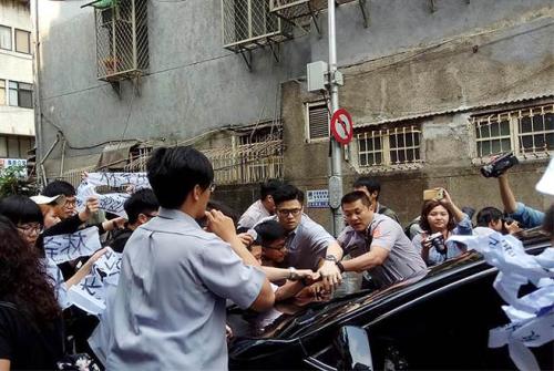 大觀自救會早上突襲“行政院長”住家，阻擋載林全上班的座車,，抗議者將座車拖延在巷道內(nèi)約20分鐘，后遭警察排除,，林全座車揚長而去,。(圖片來源：臺灣《中時電子報》)