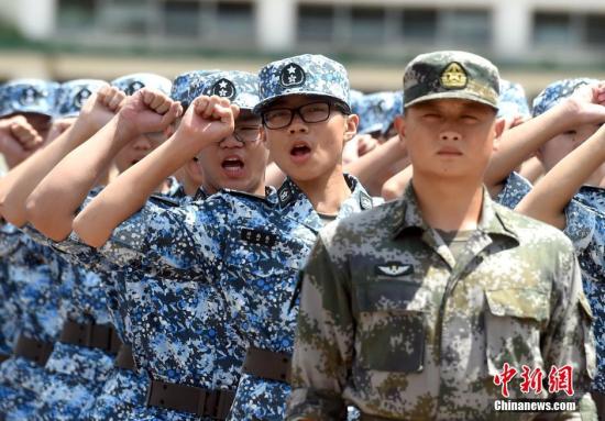 資料圖：2016年7月18日，第十二屆香港青少年軍事夏令營在駐港部隊(duì)新圍軍營舉行開營儀式,。圖為學(xué)員宣誓。<a target='_blank' href='http://www.chinanews.com/'>中新社</a>記者 張宇 攝