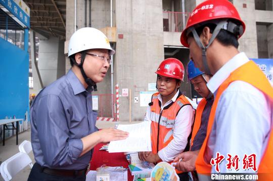 6月28日,，北京市人力社保局走進(jìn)位于朝陽(yáng)區(qū)CBD核心區(qū)域的北京第一高樓“中國(guó)尊”的施工現(xiàn)場(chǎng)宣傳《社會(huì)保險(xiǎn)法》等法律法規(guī)?！№n海丹 攝