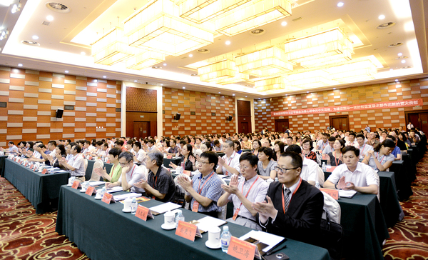 民革北京市第十三次代表大會開幕,，委員們認真聽會,，積極響應掌聲不斷。16