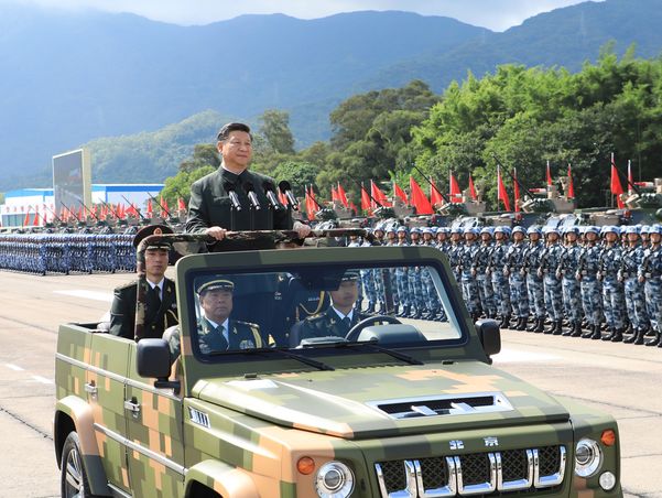 習(xí)近平視察并檢閱中國(guó)人民解放軍駐香港部隊(duì)