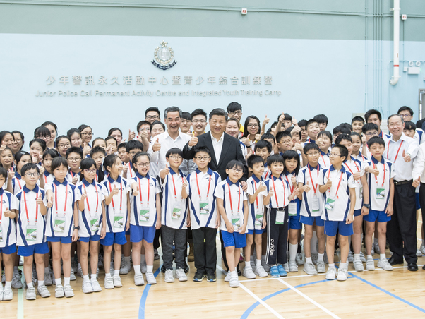 習(xí)近平考察香港少年警訊永久活動(dòng)中心暨青少年綜合訓(xùn)練營(yíng)