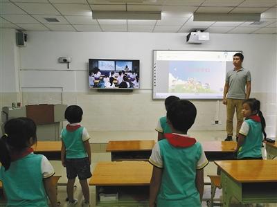 學(xué)生們通過(guò)遠(yuǎn)程在線教育系統(tǒng)與?？谑袨I海第九小學(xué)的學(xué)生一起上音樂(lè)課,。