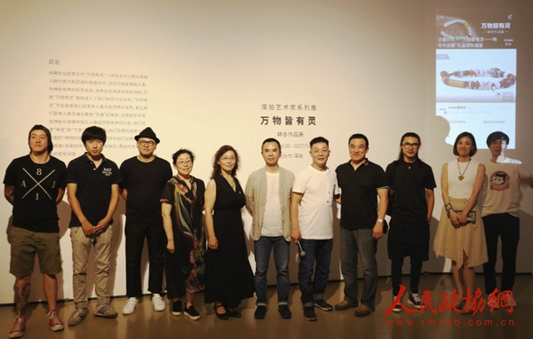 開幕式嘉賓合影（中：庫拍聯(lián)合創(chuàng)始人兼CEO彭少彬；右五：藝術(shù)家韓冬,；左四：中國輕工業(yè)出版社副社長趙麗華,；左五：故宮博物院修復(fù)專家魏鼎）