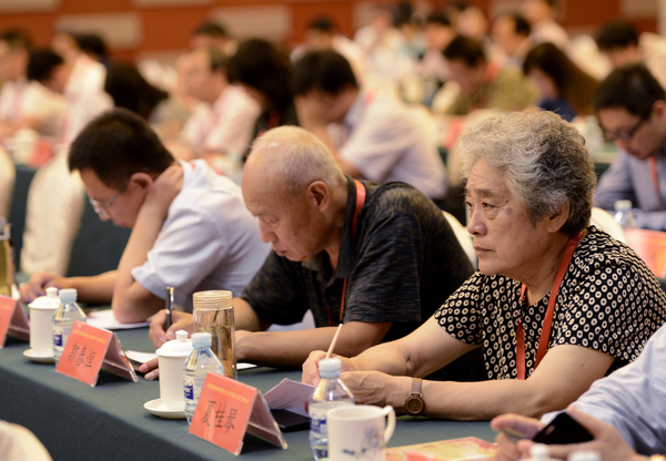 中國(guó)國(guó)民黨革命委員會(huì)北京市第十三次代表大會(huì)閉幕會(huì)上,，黨員認(rèn)真聽會(huì)。26