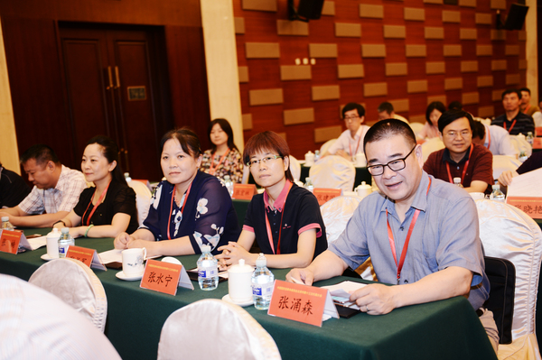 中國(guó)國(guó)民黨革命委員會(huì)北京市第十三次代表大會(huì)閉幕會(huì)上,，黨員認(rèn)真聽會(huì)90