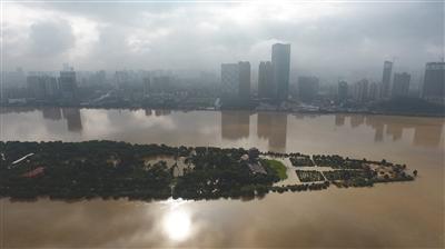 7月2日，湘江長(zhǎng)沙站水位超過歷史最高水位,，圖為長(zhǎng)沙橘子洲景點(diǎn)被淹沒,。 新京報(bào)記者 王飛 安鐘汝 攝影報(bào)道