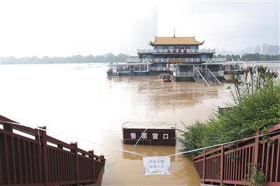 7月2日,，長(zhǎng)沙湘江西側(cè)碼頭上,，售票處被河水漫過,。