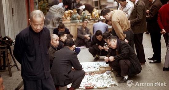 1980年代荷李活道上的古董生意臻至巔峰，也造就了一批香港本土藏家的收藏,。