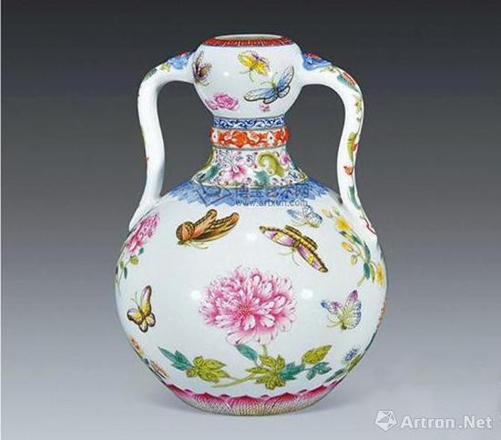 2000年,，清乾隆粉彩花蝶紋如意耳尊以3,300萬港元成交，刷新了當時中國瓷器世界拍賣紀錄,。