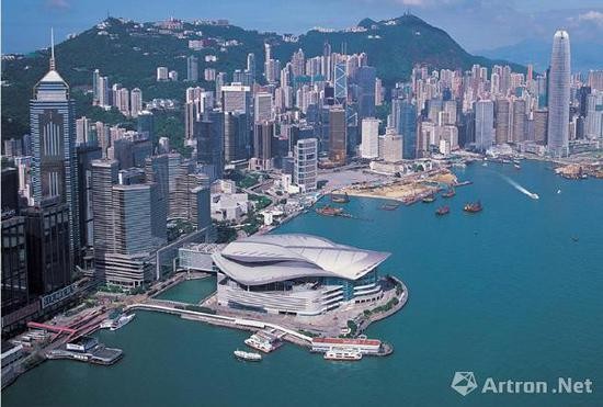 香港會展中心,，每年都會舉辦巴塞爾香港國際藝術(shù)展,、典亞藝博和國際古玩展等大型藝博會以及蘇富比和佳士得兩大拍賣行的春秋二拍，推動并見證了香港藝術(shù)一步步的發(fā)展,。