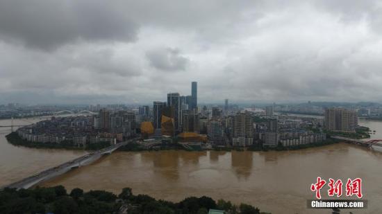 7月3日,，因受連日暴雨影響，廣西柳江河柳州段出現(xiàn)超警戒水位,。洪水導致沿江低洼地帶被淹,，柳州呈現(xiàn)洪水圍城的情景，城市在洪水中如同孤島,。當天4時50分許,，柳江柳州水文站出現(xiàn)85.56米左右的洪峰水位(警戒水位82.5米)。連日來廣西多地遭遇大到暴雨襲擊,，強降雨造成部分河流超警戒水位,。 王以照 攝