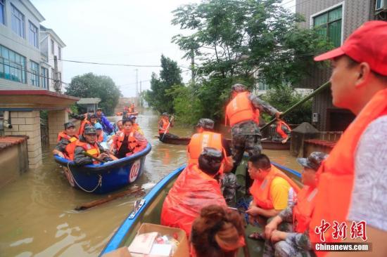 6月26日,，受持續(xù)暴雨影響,，浙江蘭溪汛情嚴重，浙江省紹興軍分區(qū)迅速集結越城區(qū)柯橋區(qū)諸暨市應急分隊,，跨區(qū)救援蘭溪,。<a target='_blank' href='http://www.chinanews.com/'>中新社</a>發(fā) 夏先龍 攝