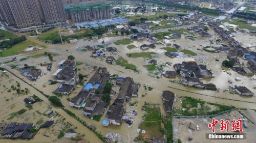 7月4日，因連續(xù)強降雨和長時間高水位浸泡,，長沙瀏陽河竹沙橋泵站出現(xiàn)一處險情,，河水倒溢。楊華峰 攝
