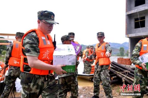 7月2日,，武警黃石支隊官兵為湖北黃石市陽新縣富河水庫下游的龍港鎮(zhèn)星潭村受災(zāi)民眾送去100件礦泉水和100箱方便面,。 莊文偉 攝