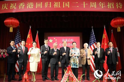 中國僑網(wǎng)當?shù)貢r間6月28日晚,，中國駐舊金山總領(lǐng)館舉行慶祝香港回歸二十周年招待會,。中國駐舊金山總領(lǐng)事羅林泉（右五）、美國舊金山市長李孟賢（左五）、中國香港特別行政區(qū)駐舊金山經(jīng)濟貿(mào)易辦事處處長蔣志豪（左四）等出席了招待會,。（汪俊 攝）