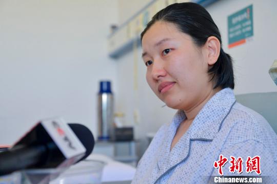 7月5日,，經(jīng)過肝臟移植手術(shù)后一周的牛肖接受媒體采訪?！●樤骑w 攝