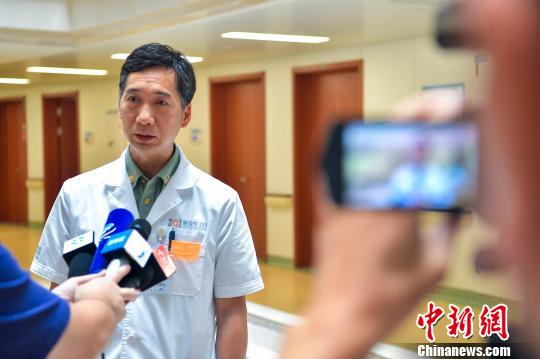7月5日，解放軍總醫(yī)院海南分院肝膽外科主任紀文斌接受媒體采訪介紹手術相關情況?！●樤骑w 攝